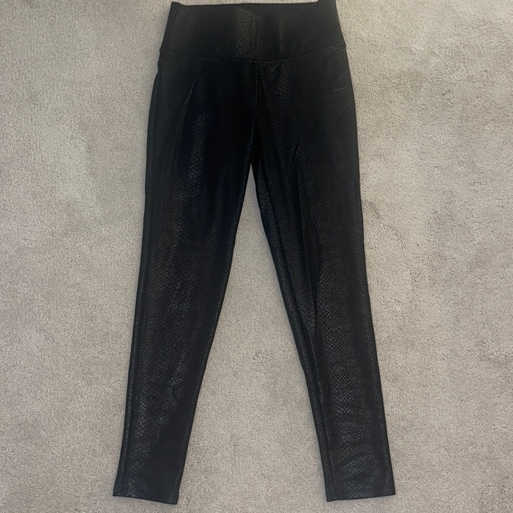 Vince camuto black crocodile textured leggings XS with ruched bum
